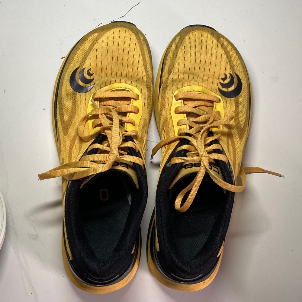 TOPO Mens Size 43 Yellow Ultrafly 3 US 9.5 Athletic Running Shoes Sneakers